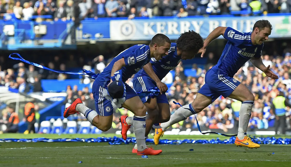 Penggawa Chelsea merayakan keberhasilan meraih trofi juara Liga Premier Inggris musim 2014/2015. (Reuters/Dylan Martinez)
