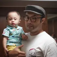 Istri Surya Saputra, Cynthia Lamusu, mengungkap alasan menyedihkan anaknya memakai kacamata. (instagram/cynthia_lamusu)