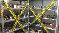 Garis polisi dipasang di lokasi penggerebekan pabrik parfum palsu berbagai merek di kawasan Tamansari, Jakarta Barat, Rabu (7/2). Polisi berhasil mengamankan seorang tersangka. (Liputan6.com/Immanuel Antonius)