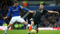 Pemain Everton Gylfi Sigurdsson (kiri) berebut bola dengan pemain Chelsea Mateo Kovacic saat bertanding pada laga Liga Inggris di Goodison Park, Liverpool, Inggris, Sabtu (7/12/2019). Everton menang 3-1. (Nigel French/PA via AP)