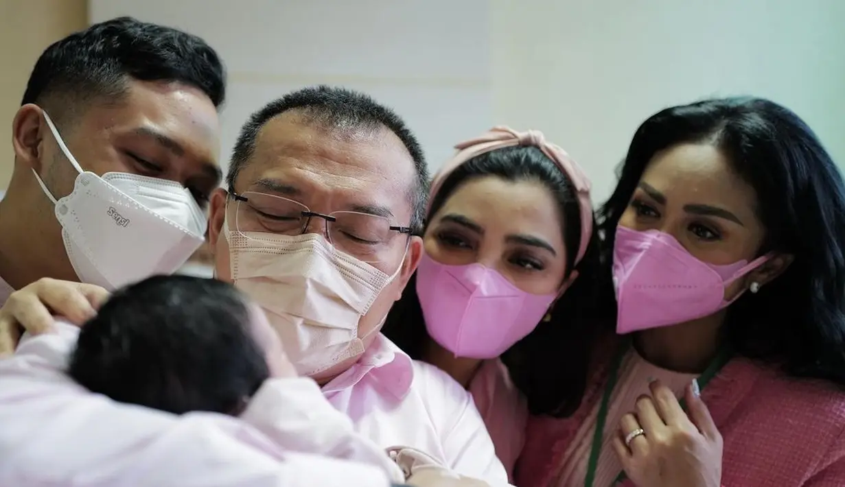 Seleb Gendong Cucu (Instagram/ananghijau)