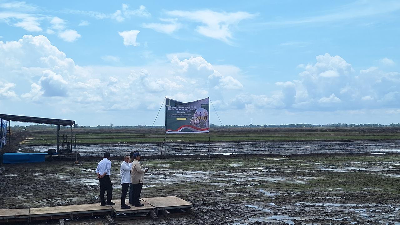 Prabowo Kendalikan Drone Pertama Kali untuk Tanam Padi