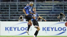 Pemain Atalanta Luis Muriel (kiri) melakukan selebrasi usai mencetak gol ke gawang Bologna pada pertandingan Liga Italia Serie A di Stadion Gewiss, Bergamo, Italia, Selasa (21/7/2020). Atalanta menang 1-0 dan kembali menempati posisi dua klasemen. (Giuseppe Zanardelli/LaPresse via AP)