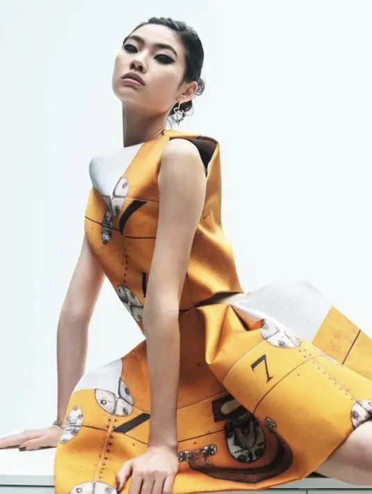 Tampilannya begitu fierce dengan gaun-gaun berstruktur tegas.  [Foto: Instagram/ELLE USA]