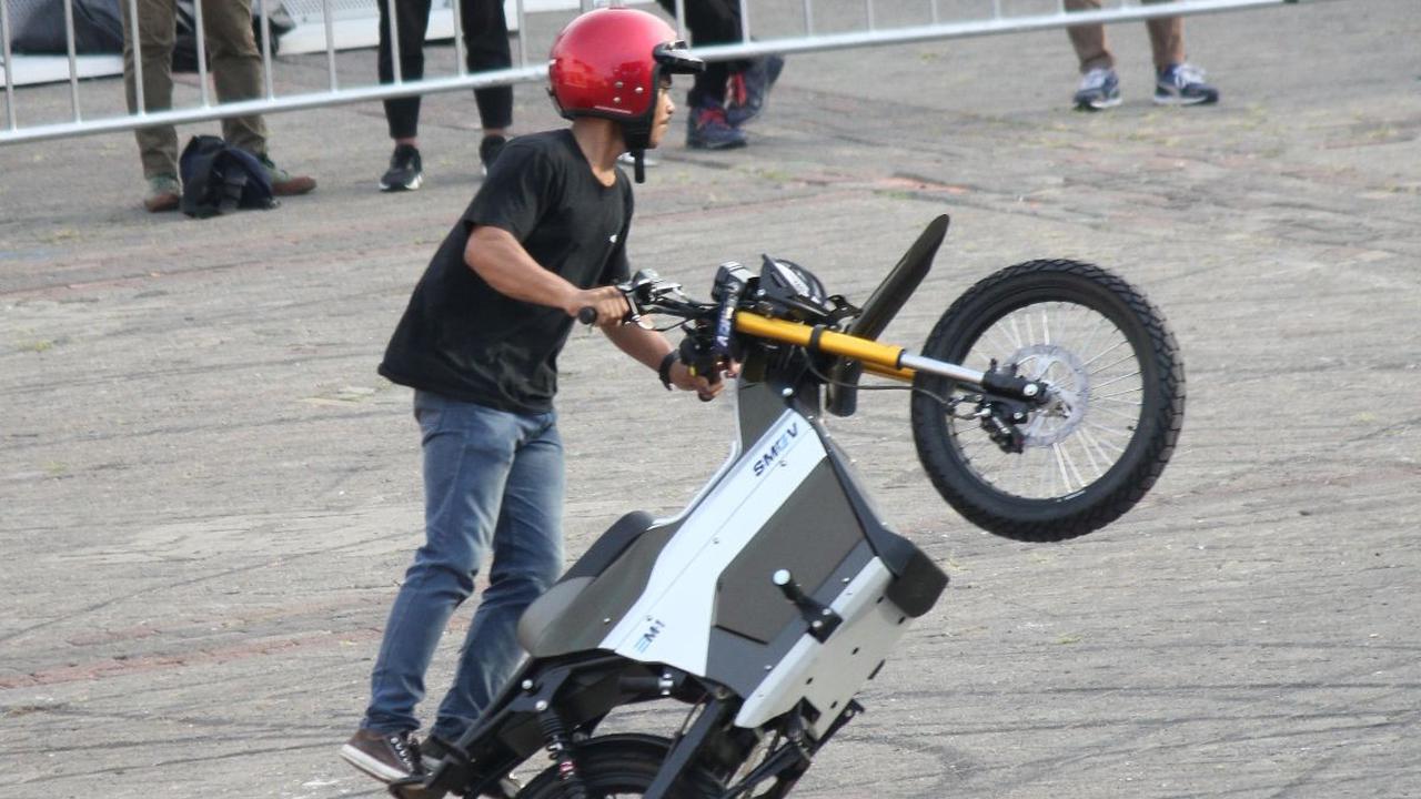 Ada kemungkinan untuk menabrak benda di sekitarnya dan mengalami cedera serius