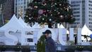 Seorang pria berjalan di depan dekorasi Natal dan pajangan logo ibu kota Korea Selatan di Seoul, Rabu (1/12/2021). Jumlah kasus baru COVID-19 harian di Korea Selatan tercatat di angka 5.000-an untuk pertama kalinya sejak kasus pertama dilaporkan di Negeri Ginseng itu. (AP Photo/Lee Jin-man)