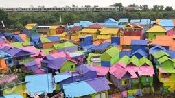 Deretan rumah-rumah berwarna-warni di Jodipan, Malang, Jawa Timur, Kamis (5/1). Tiap akhir pekan diperkirakan jumlah pengunjung yang datang ke perkampungan  ini mencapai ratusan orang. (Liputan6.com/Gholib)