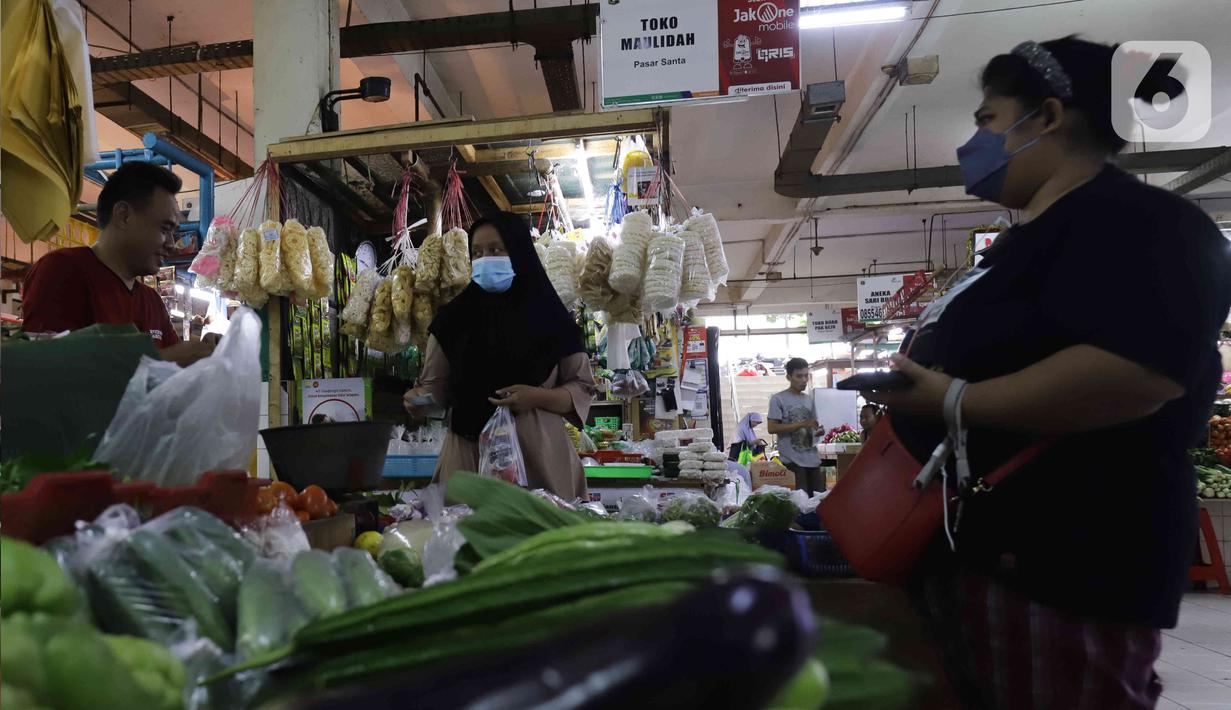 Pedagang melayani pembeli kebutuhan pokok di Pasar Santa, Jakarta, Kamis (8/12/2022). Harga bahan pokok dari sejumlah komoditas seperti cabai, bawang, daging, ayam, beras dan telur, mulai mengalami kenaikan di awal bulan Desember menjelang Natal dan Tahun Baru 2023. (Liputan6.com/Herman Zakharia)