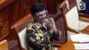 Menkominfo Johnny G Plate saat mengikuti rapat kerja dengan Komisi I DPR di Kompleks Parlemen, Jakarta, Rabu (7/4/2021). Rapat kerja tersebut membahas mengenai tata kelola 5G dan berakhirnya keanggotaan Dewas LPP RRI Periode 2016-2021. (Liputan6.com/Angga Yuniar)