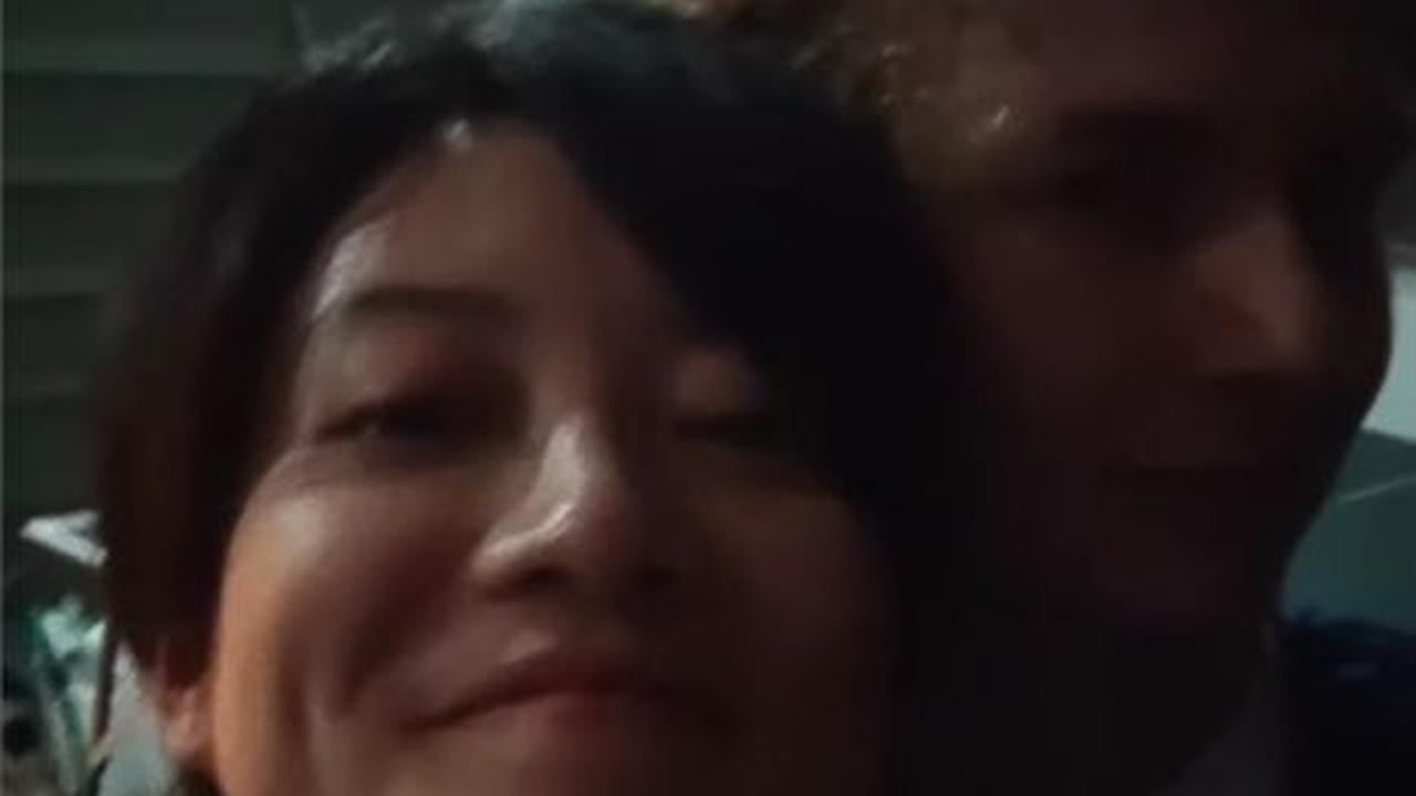 Kemesraan yang tak pernah terpampang sebelumnya kini terlihat dalam momen romantis Leony, yang jarang terungkap di IGnya.