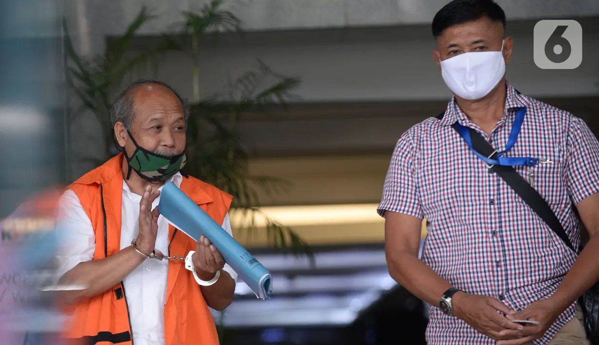 Mantan anggota DPRD Kota Bandung, Kadar Slamet keluar usai menjalani pemeriksaan oleh penyidik di Gedung KPK, Jakarta, Selasa (5/5/2020). Kadar diperiksa sebagai tersangka terkait dugaan korupsi pengadaan tanah untuk RTH di lingkungan Pemkot Bandung Tahun 2012-2013. (merdeka.com/Dwi Narwoko)