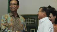 Sri Sultan menyambut JK yang bersama Jokowi berkungjung ke rumahnya di Keraton Kilen, Yogyakarta, Senin (2/6/2014) (Liputan6.com/Herman Zakharia).