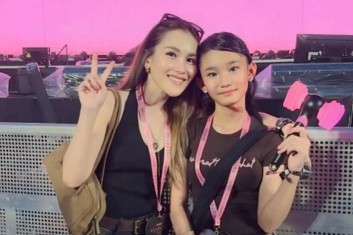 Model Sepatu Ayu Ting Ting dan Bilqis Saat Nonton Konser BLACKPINK di Jakarta