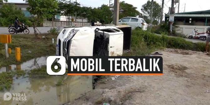VIDEO: Mobil Terguling Akibat Hilang Kendali di Persimpangan Jalan