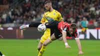 Kiper Fiorentina, David de Gea, berebut bola dengan pemain AC Milan, Santiago Gimenez, selama pertandingan sepak bola Seri A Italia antara AC Milan dan Fiorentina di Stadion San Siro di Milan, Italia, Minggu dini hari WIB (6-4-2025). (Foto AP/Antonio Calanni)