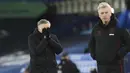 Pelatih Everton, Carlo Ancelotti (kiri) menutup wajahnya saat menyaksikan pemainnya bertanding melawan West Ham pada pertandingan lanjutan Liga Inggris di Goodison Park, Sabtu (2/1/2021). Everton tumbag atas West Ham 0-1. (Jan Kruger, Pool via AP)