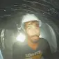Video dari kamera endoskopi yang yang dimasukkan ke dalam pipa baru yang dibor ke dalam terowongan runtuh di Uttarakhand, India pada Senin 20 November 2023. (Screen Grab SDRF Via AP)