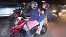 Pemudik motor dengan membawa anak kecil melintasi jalur Pantura, Jawa Barat, Jumat (1/7). Masih banyak pemudik dengan sepeda motor yang nekat membawa anak kecil dan melebihi kapasitas muatan. (Liputan6.com/Angga Yuniar)
