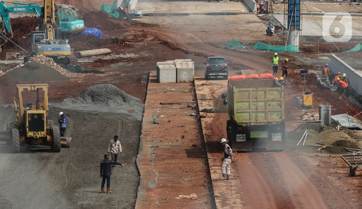 Aktivitas di proyek pembangunan jalan tol Cinere-Jagorawi (Cijago) Seksi III, Kawasan Depok, Jakarta, Jumat (29/7/2022). Proyek strategis Nasional (PSN) Jalan Tol Cijago Seksi III ini merupakan tahapan terakhir yang menghubungkan kawasan Kukusan - Simpang Krukut yang tersambung dengan Jalan Tol Depok - Antasari (Desari) dan Simpang Krukut - cinere yang tersambung dengan Tol Serpong - Cinere dan ditargetkan selesai pada Oktober 2022 mendatang. (Liputan6.com/Johan Tallo)