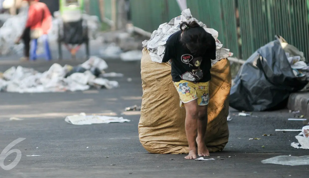 Seorang anak menarik karung berisi tumpukan koran yang dikumpulkan usai warga menunaikan salat Id di kawasan Jatinegara, Jakarta, Rabu (6/7/2016). Sisa koran alas salat menjadi berkah tersendiri bagi pengumpul koran bekas. (Liputan6.com/Yoppy Renato)