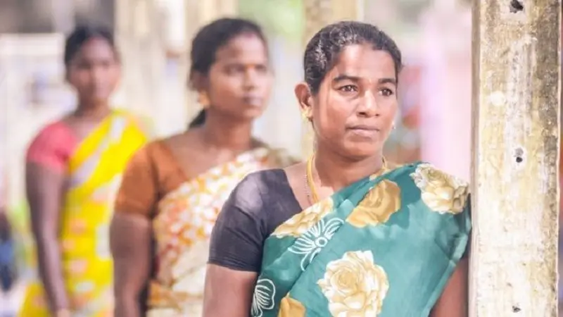 Tiga perempuan di Chennai, India, mengaku meski bermotif uang namun ada ikatan emosional yang tak bisa mereka pungkiri dengan bayi "orang lain"