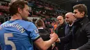 Pemain Tottenham Hotspur, Jan Vertonghen (kiri) memberikan salam kepada pelatihnya Mauricio Pochettino usai melawan Stoke City  pada lanjutan Liga Inggris di Stadion Britannia, Stoke, Selasa (19/4/2016) dini hari WIB. (AFP/Paul Ellis)