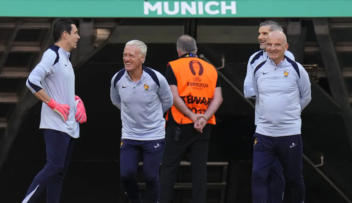 Pelatih Prancis, Didier Deschamps bercanda dengan staf pelatih sebelum sesi latihan jelang hadapi Spanyol pada laga semifinal Euro 2024 di Munich, Jerman, Senin (8/7/2024). Di turnamen ini, Prancis baru mencetak total tiga gol, tapi satu merupakan gol penalti Mbappe, sedangkan dua lainnya adalah gol-gol bunuh diri pemain Austria dan Belgia. (AP Photo/Hassan Ammar)