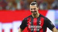 Striker AC Milan, Zlatan Ibrahimovic, tampak kecewa usai ditaklukkan Atalanta pada laga Liga Italia di Stadion San Siro, Sabtu (23/1/2021). AC Milan takluk dengan skor 0-3. (AP/Antonio Calanni)