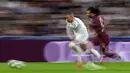 Pemain Real Madrid, Kylian Mbappe menggiring bola dibayangi pemain Manchester City, Nathan Ake dalam laga leg 2 babak play off Liga Champions 2024/2025 di Santiago Bernabeu, Madrid, Rabu (19/02/2025) waktu setempat. (AP Photo/Manu Fernandez)