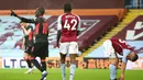 Striker Liverpool, Sadio Mane (kiri) melakukan selebrasi usai mencetak gol ketiga timnya ke gawang Aston Villa dalam laga babak ke-3 Piala FA 2020/21 di Villa Park, Birmingham, Jumat (8/1/2021). Liverpool menang 4-1 atas Aston Villa. (AFP/Hannah McKay/Pool)