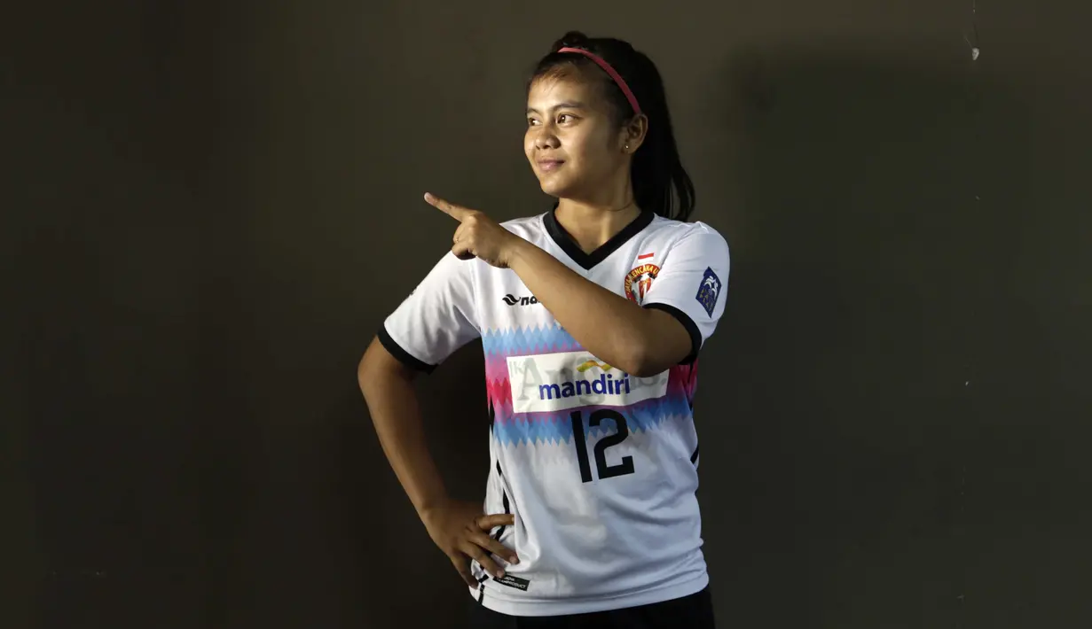 Awalnya Susi Susanti bermain voli dan futsal, namun sejak mengikuti liga futsal tahun 2010, dia benar-benar berhenti bermain voli. (Bola.com/Arief Bagus)