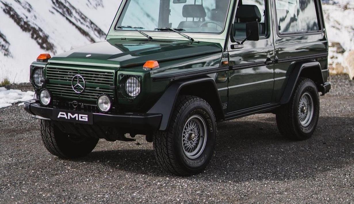 Mercedes-Benz G-Class merupakan simbol kegagahan sebuah SUV. Dikenal di Indonesia sebagai mobil paspampres dan mobil dinas berbagai instansi pemerintah. Berkat harga yang cukup mahal di masanya menjadikan populasi mobil ini tidak begitu banyak. Mayoritas pria pasti mengidolakan G-Class berkat bentuk dan wibawa yang dimilikinya. (Source: Instagram/@mintclassics)