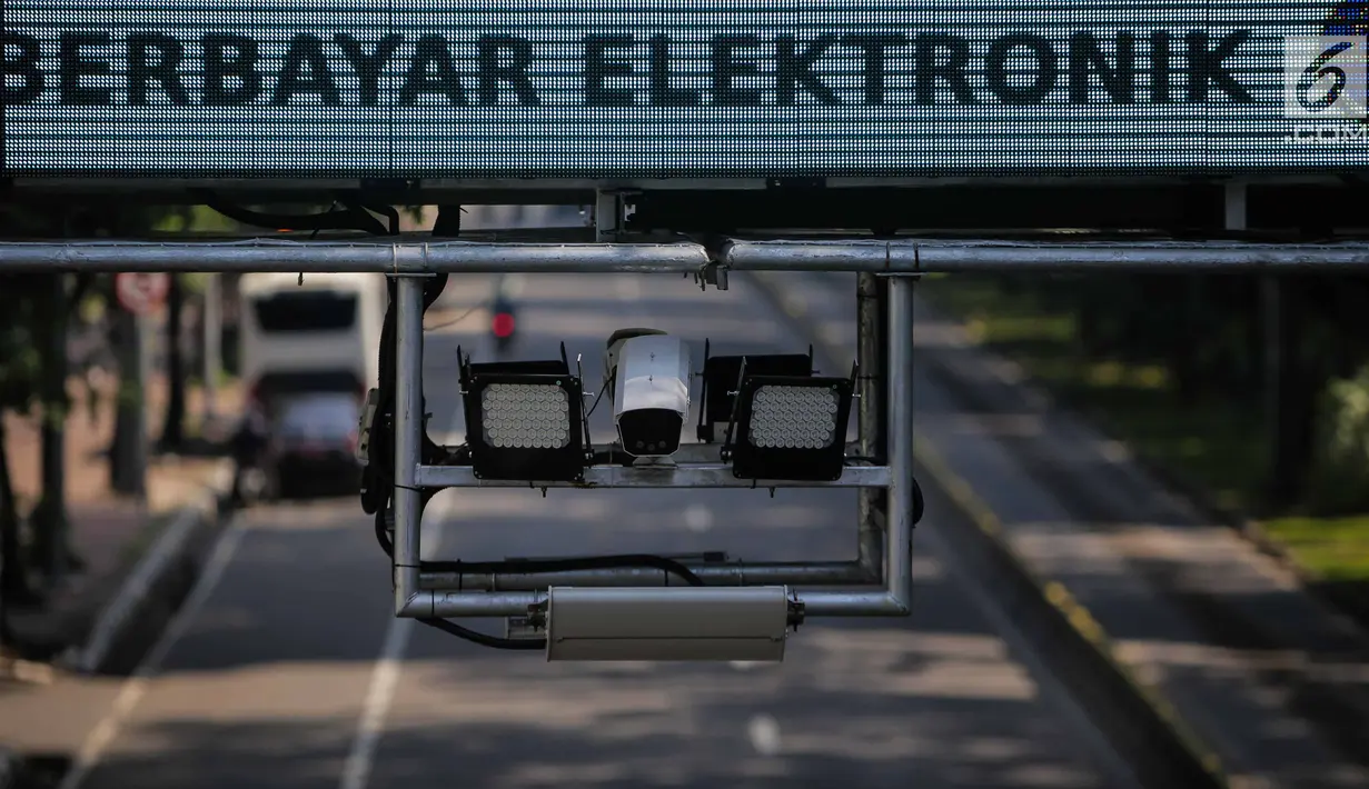 CCTV terpasang di dekat alat Electronic Road Pricing (ERP) di Jalan Merdeka Barat, Jakarta, Jumat (15/3). ERP yang hingga kini belum digunakan diyakini dapat menekan kemacetan di Ibu Kota pengganti sistem ganjil genap. (Liputan6.com/Faizal Fanani)