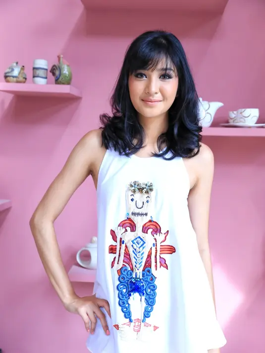 "Deg-degan banget dong pasti. Cuma kan skripsinya aku yang bikin sendiri, kenapa harus takut. Pas sidang kan pasti seputar itu, jadi harus siap dong kan udah kuliah tiga tahun," ujar Mikha. (Adrian Putra/Bintang.com)