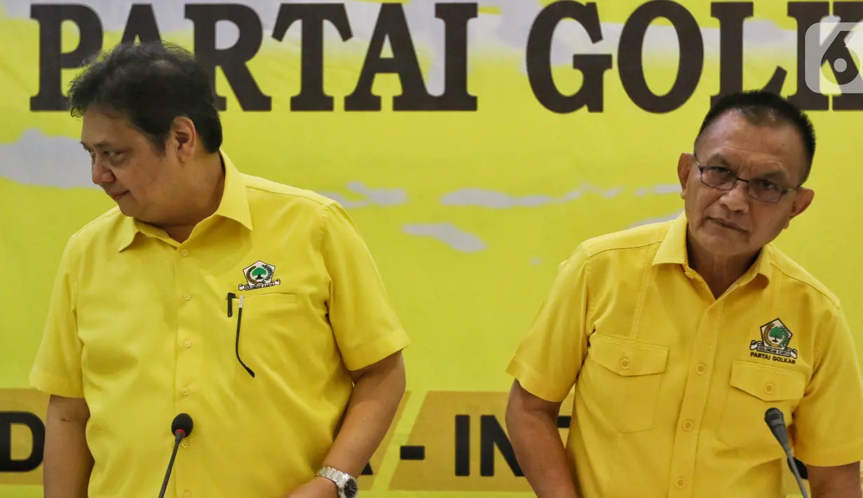 Ketua Umum Partai Golkar Airlangga Hartarto (kiri) didampingi Sekjen Lodewijk Paulus (kanan) mengikuti rapat pleno DPP Partai Golkar di Kantor DPP Golkar, Slipi, Jakarta, Selasa (5/11/2019). Rapat membahas munas untuk memilih Ketua Umum Golkar periode 2019-2024. (Liputan6.com/JohanTallo)