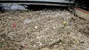 Tumpukan sampah kayu dan bambu yang tersangkut di Pintu Air Manggarai, Jakarta, Rabu (9/10/2019). Sekitar 80 ton sampah diangkut menggunakan alat berat. (Liputan6.com/Faizal Fanani)