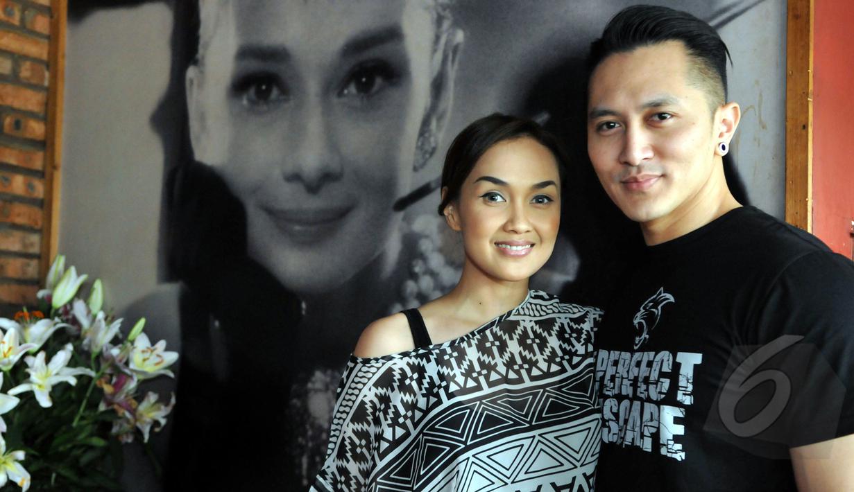 Demian bersama Sara Wijayanto saat ditemui di FX Sudirman (20/5/2015). Demian akan menyuguhkan aksi spektakuler dan ekstrim dengan mengubur dirinya dalam semen selama 50 jam. (Liputan6.com/Panji Diksana)