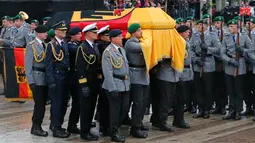 Tentara membawa peti jenazah mantan Kanselir Jerman Helmut Kohl saat upacara resmi katedral Speyer, Jerman (1/7). Kohl dikenal sebagai sosok yang menyatukan Jerman Timur dan Barat setelah runtuhnya Tembok Berlin. (AP Photo / Michael Probst )