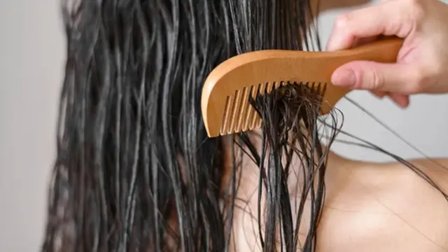 Menyisir Rambut Basah