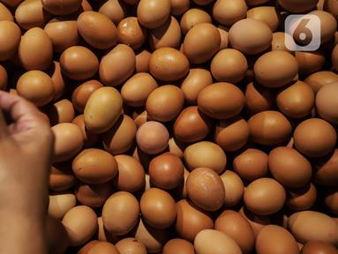 Penjual memilih telur ayam ras yang dijual di Pasar Kebayoran Lama, Jakarta, Minggu (5/3/2023). Dinas Ketahanan Pangan, Kelautan, dan Pertanian (DKPKP) DKI Jakarta menyampaikan bahwa terdapat peningkatan permintaan kebutuhan pangan masyarakat jelang Ramadan 2023. (Liputan6.com/Johan Tallo)
