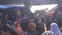 Meski hanya dibuka empat hari dalam seminggu, pembeli di Pasar Tegal Gubug rela menginap demi mendapatkan pakaian yang diidamkan. (Liputan6.com/Panji Prayitno)