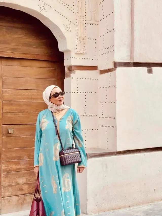 Inspirasi Model Gamis Risa Dewi, Ibunda Alyssa Daguise