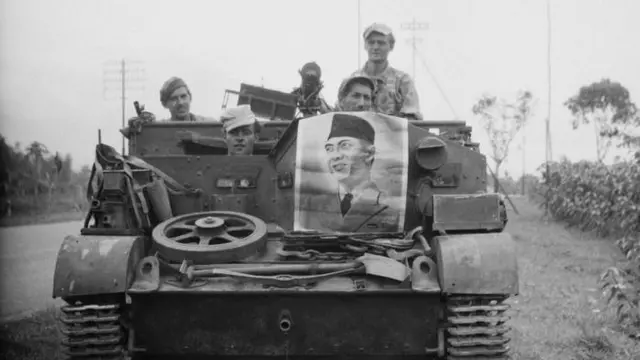 Tentara Belanda di Malang, Indonesia tahun 1947 dengan tindakan yang disebutnya sebagai pengawasan. (Dutch National Archives)