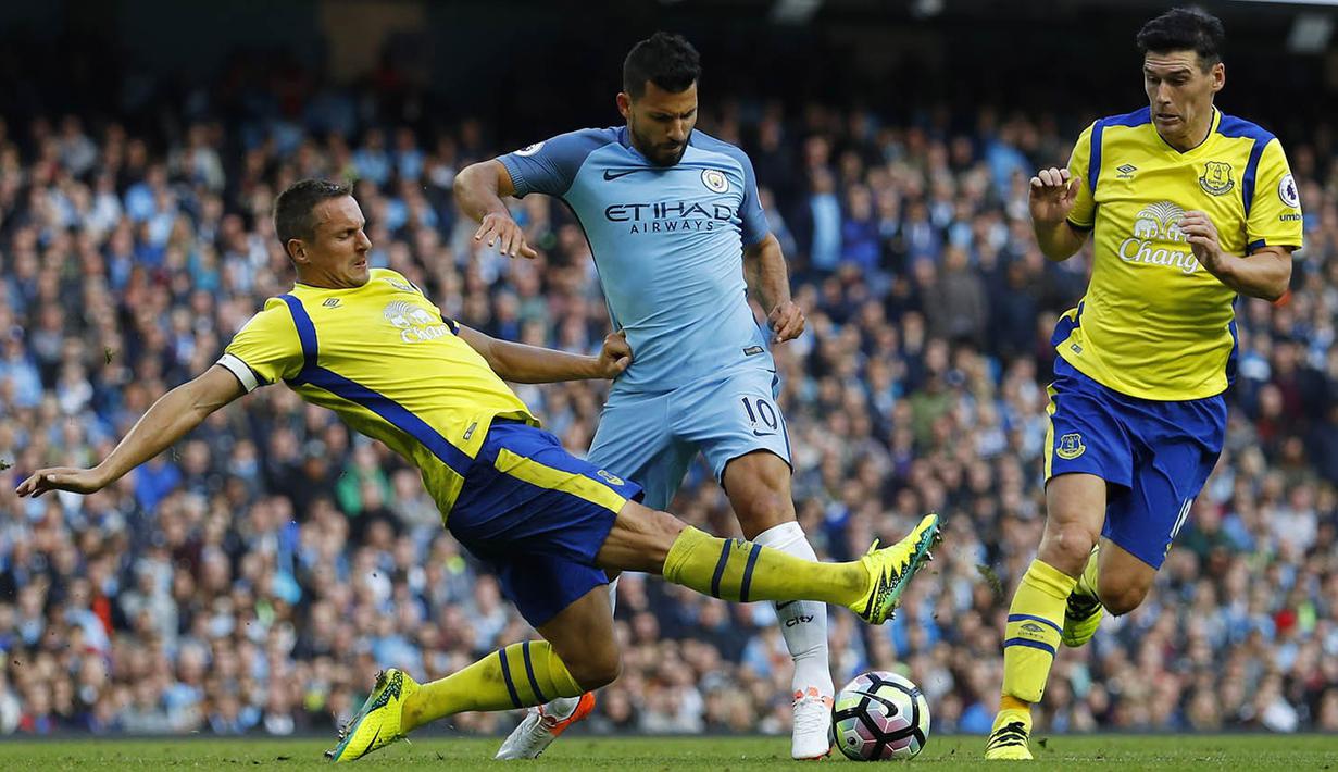 Bek Everton, Phil Jagielka, menjatuhkan striker Manchester City, Sergio Aguero, pada laga Premier League di Stadion Ettihad, Manchester, Sabtu (15/10/2016). Kedua tim bermain imbang 1-1. (Reuters/Phil Noble)