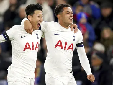 Pemain Tottenham Hotspur, Heung-Min Son, bersama Brennan Johnson, merayakan gol ke gawang Crystal Palace pada laga Liga Inggris di Stadion Selhurst Park Sabtu (28/10/2023). Spurs menang dengan skor 2-1. (PA/Via AP/(John Walton)
