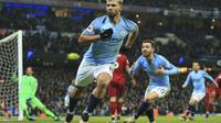 Striker Manchester City, Sergio Aguero, merayakan gol setelah membobol gawang Liverpool dalam laga yang berlangsung di Stadion Etihad, Jumat (4/1/2019) dini hari WIB.  (AP Photo/Jon Super)