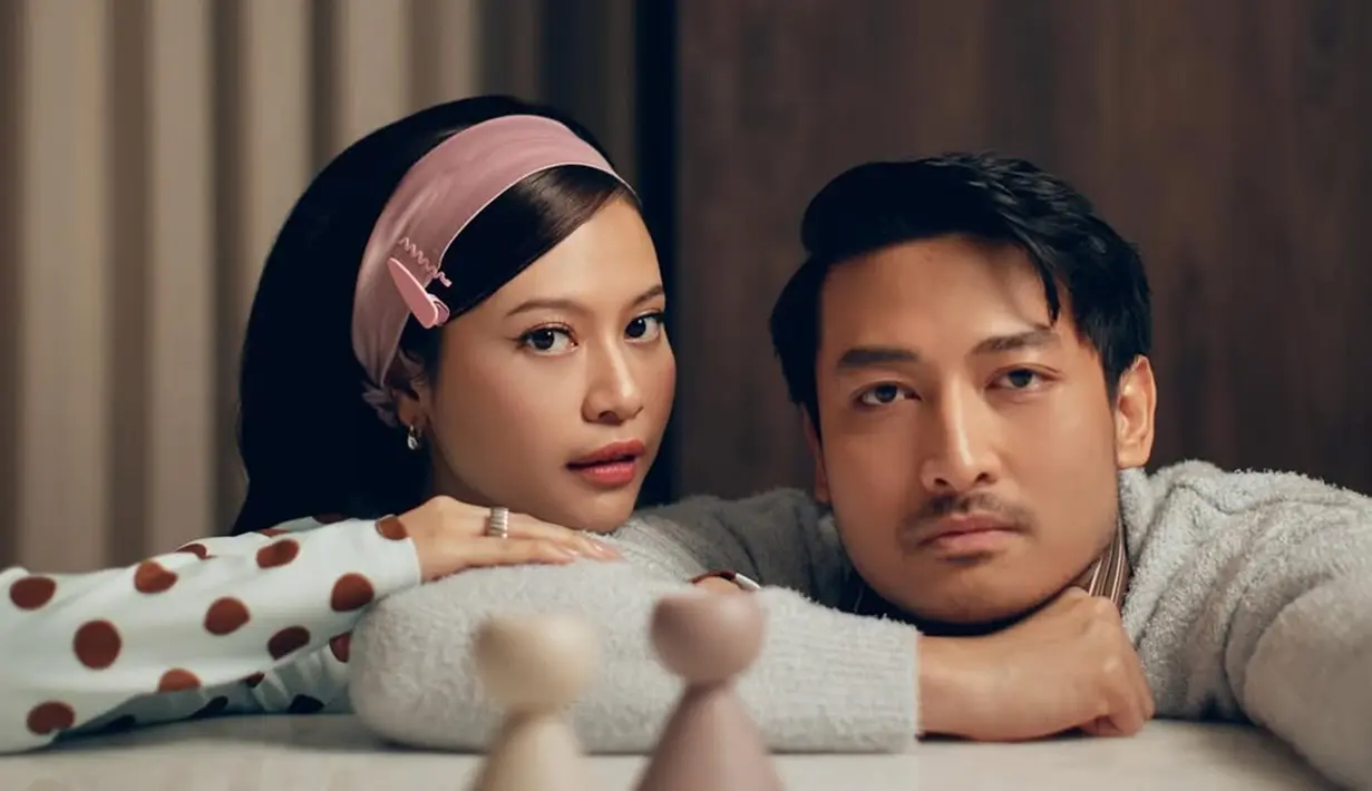Tambahan dua buah jepitan warna merah muda sebagai aksesori rambut mendukung penampilan Hanggini. Wajah Hanggini dipoles oleh MUA Nathasa Agnes dan rambutnya ditata oleh hair stylish Ichana. Usung tema bergaya retro, busana dan tatanan rambut Hanggini tentunya sangat cocok. Artis kelahiran 21 September 1999 ini ramai dipuji netizen seperti barbie. (Liputan6.com/IG/@hanggini)