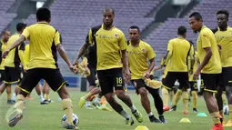 Penyerang Sriwijaya FC, Hilton Moreira (tengah) saat menjalani latihan ringan bersama rekan - rekannya di Lapangan Gelora Bung Karno Jakarta, Sabtu (2/4). Sriwijaya FC akan melawan Bali United pada Minggu 3 April 2016. (Liputan6.com/JohanTallo)