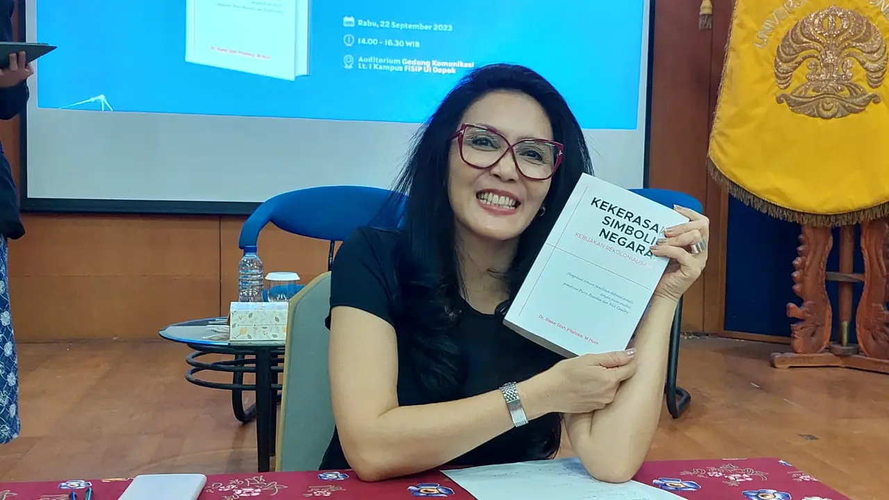 Rieke Diah Pitaloka meluncurkan buku berjudul Kekerasan Simbolik Negara: Kebijakan Rekolonialisasi.