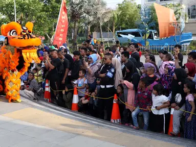 Penari Barongsai beraksi menghibur pengunjung Pantai Lagoon, Ancol, Jakarta, Sabtu (2/2). Dalam rangkaian Ancol Imlek Festival 2570, pengelola menampilkan beragam atraksi bertema  energi semangat bersama. (Liputan6.com/Helmi Fithriansyah)